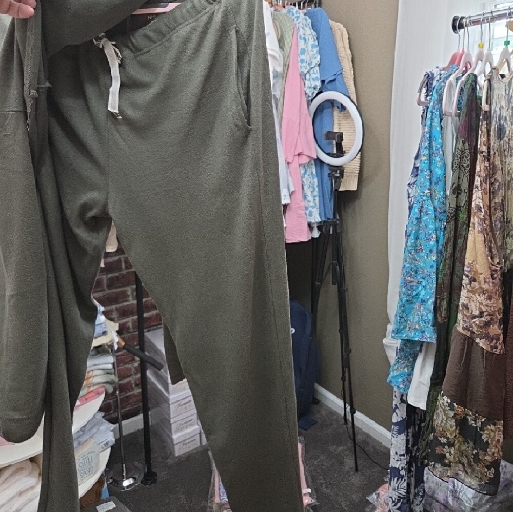 Nine West Olive Green Two-Piece Lounge Set - Picture 4 of 4